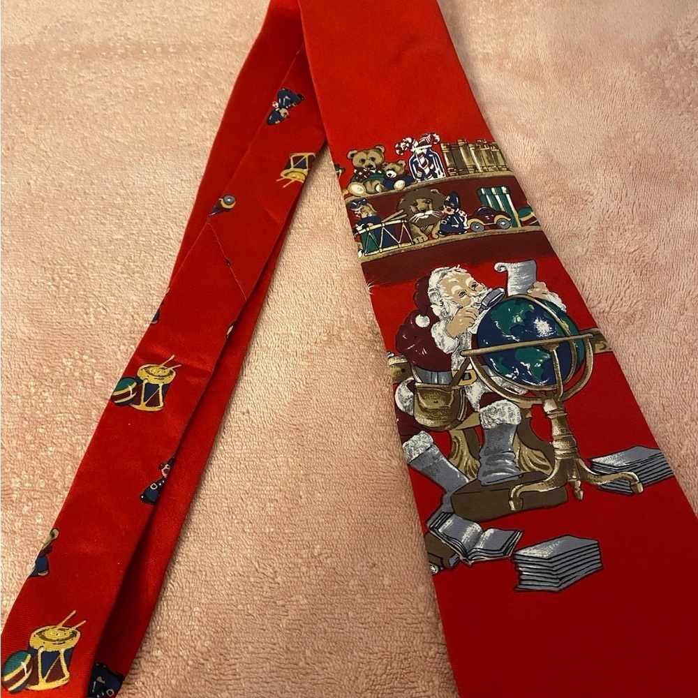 Requirements Festive Santa and Globe Tie - Picture 5 of 9